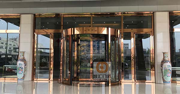 为什么酒店大门要用旋转门？